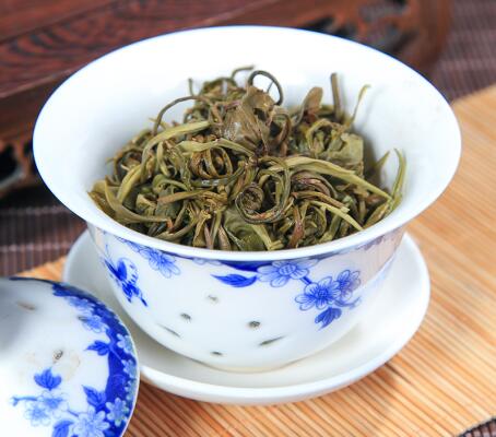 江北第一茶美誉的日照绿茶叶片厚，滋味浓，香气高，耐冲泡，汤色明亮，口感鲜爽，有浓郁的板粟香