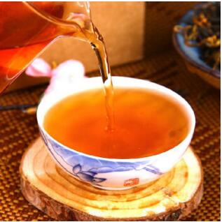 祁门红茶泡出的茶色是其最为大的一个亮点。祁门红茶泡出的茶色犹如红酒一般红艳明亮。喝入口中让人感到干爽浓厚醇而不腻。采摘越新鲜越嫩的茶叶经过加工而成的祁门红茶也就越高级。