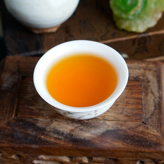 古树红茶甘温，饮用可使人身心健康。红茶含有丰富的蛋白质，能够生热暖腹，增强人体抗寒能力。同时还能降血糖、降血压、降血脂、防治心肌梗塞等心血管疾病。经常饮用古树红茶还可以有效预防辐射，滋养皮肤，从而起到美容养颜的功效。可别忘了，古树红茶还能够提神消疲、健胃消食、利尿、消炎杀菌等功效。